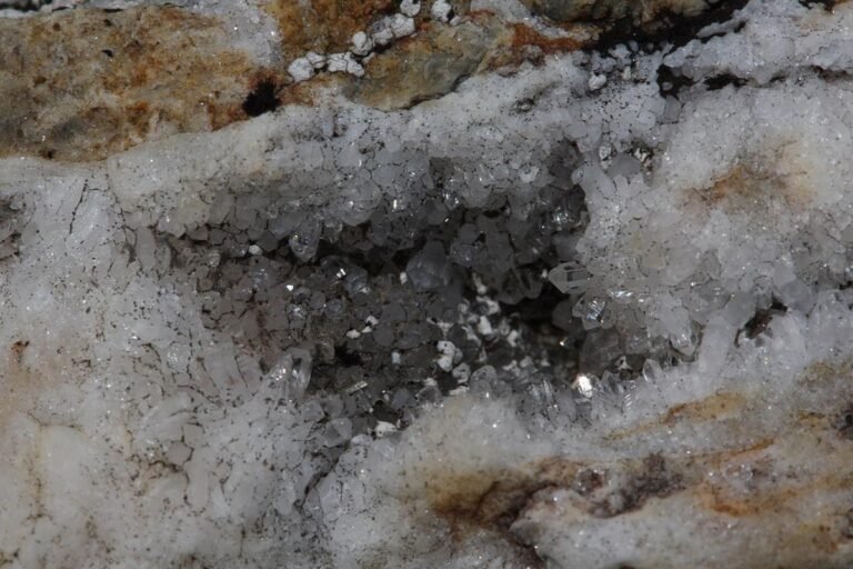 Vugs containing quartz mineral crystals