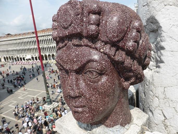 Carmagnola, an imperial porphyry head in Venice